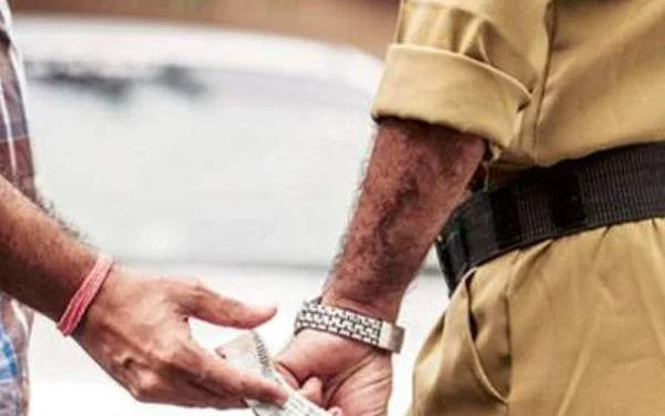 வெளிநாட்டு பெண்ணிடம் இலஞ்சம் பெற்ற பெண் கைது!