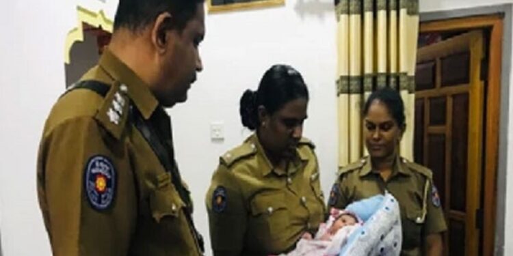 வீதியில் கைவிடப்பட்ட பச்சிளம் குழந்தைக்கு ஆதரவளித்த பெற்றோர்!