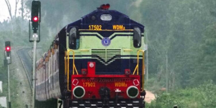 தண்டவாளம் உடைந்ததால் தொடருந்து போக்குவரத்து தாமதம்!