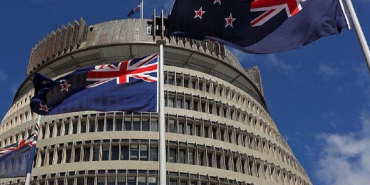 பாலியல் துன்புறுத்தல் வெளிநாடு தப்பி சென்ற பெண் அரசியல்வாதி!