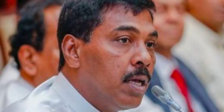 முன்னாள் இராஜாங்க அமைச்சர்  ஒருவர் உட்பட மூவருக்கு பயணத்தடை!