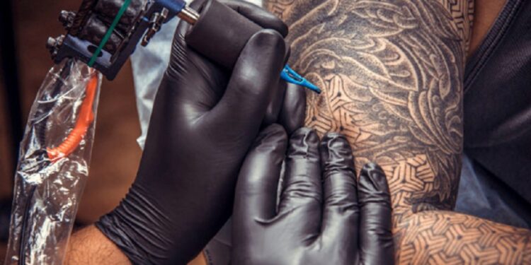 பச்சை குத்தினால் இலங்கையில் வேலை இல்லை!