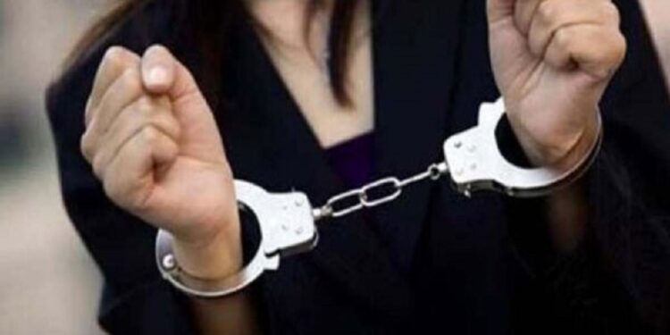 இலஞ்சம் பெற்ற பெண் அதிகாரி ஒருவர் கைது