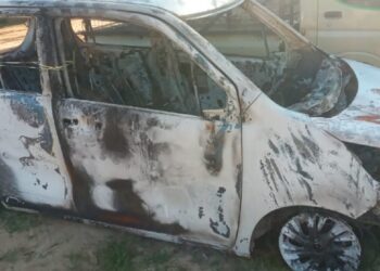 கிளிநொச்சியில்  திடீரென தீப்பிடித்த கார்