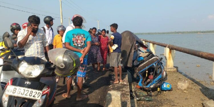 யாழில் கோர விபத்து தந்தை மகன் படுகாயம்!