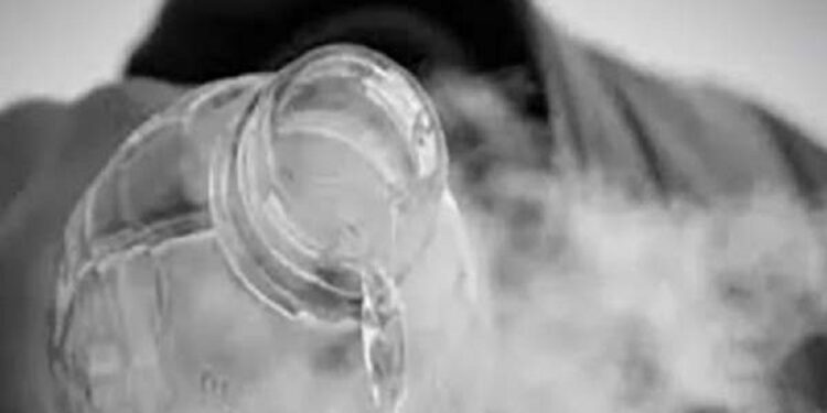 இளைஞன் மீது அசிட் வீசிய பெண்கள்!