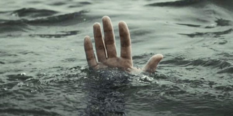 படகு சவாரி  நீரில் மூழ்கி பலியான இளைஞர்கள்