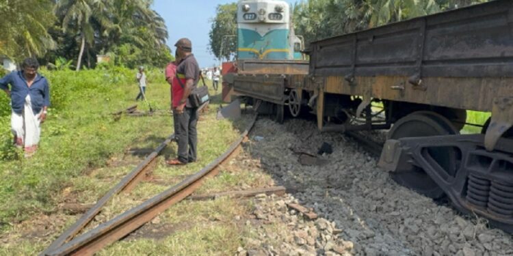 மட்டக்களப்பு நோக்கி சென்ற புகையிரதம் தடம் புரண்டது!