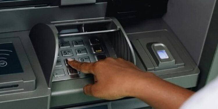 பணம் பெற சென்ற வாடிக்கையளர்களுக்கு அசௌகரியம்