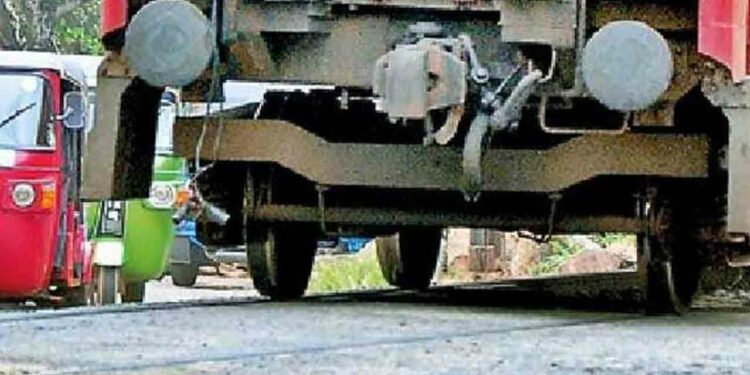 தற்க்காலிகமாக மூடப்பட்ட கடுகண்ணாவை ரயில்  வீதி!