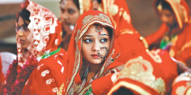திருமணம் முடித்து சில நாட்கள் ஆடை அணிய கூடாது வினோத சடங்கை பின்பற்றும் கிராமம்!