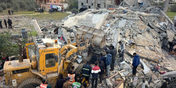 இஸ்ரேலின் விமான தாக்குதல் மீட்க்கப்பட்ட குழந்தை!