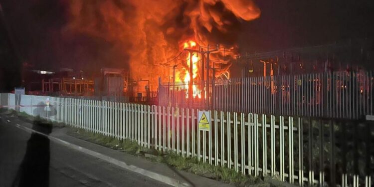 உலகின் மிகவும் மும்முரமான ஹீத்ரோ விமானநிலையம் மூடப்பட்டது.