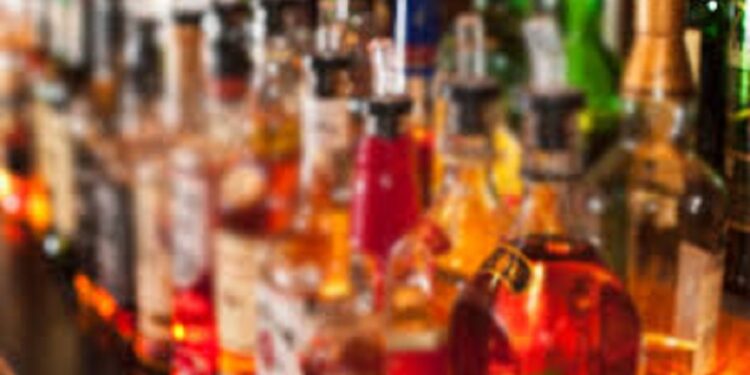 மதுபானசாலையில் குடித்து விட்டு பெண்களுக்கு இடையூறு செய்யும் நபர்கள்!