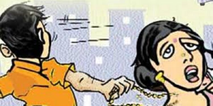 வீதியில் பயணித்த பெண்ணிடம் கொள்ளை!