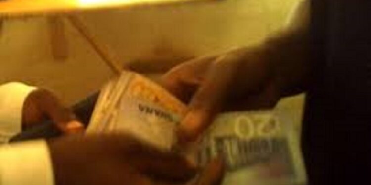 கழிப்பறையில் லஞ்சம் வாங்கிய பொலிஸ் சார்ஜன்ட் கைது!