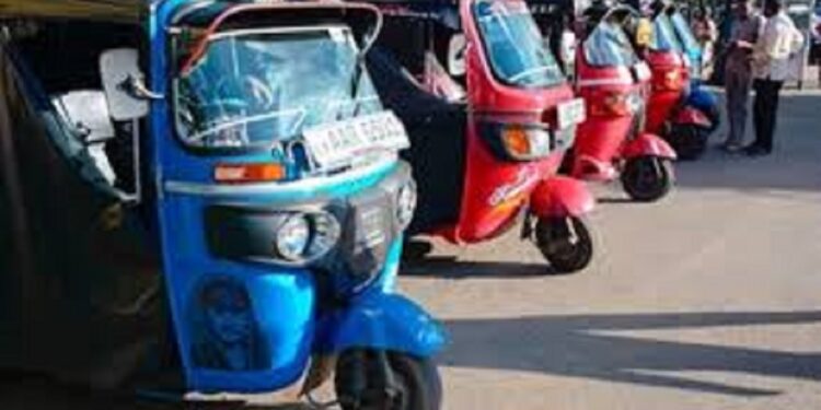 நாட்டின் இரு வேறு பகுதிகளில் முச்சக்கர வண்டி திருட்டு !