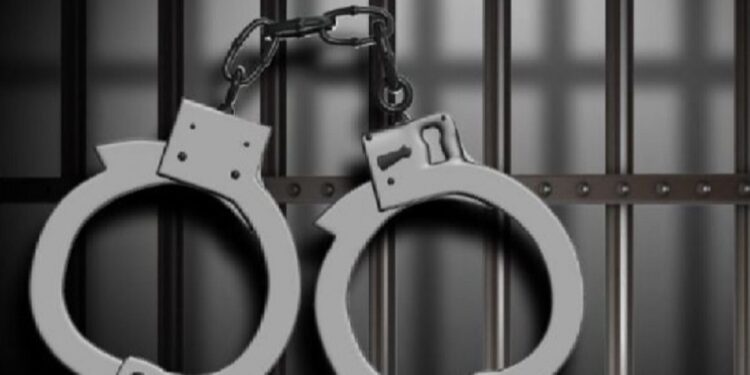 விடுதி ஒன்றில் கைதான இளம் ஜோடி!