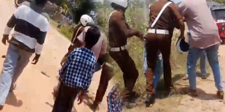 பொலிசாரை இழுத்து சென்று தாக்குதல் ஜவர் கைது!