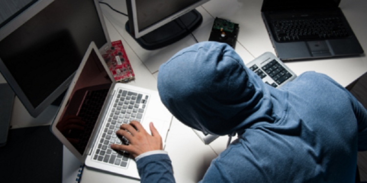 பெண்ணாக நடித்து பிக்குகளிடம் பணமோசடி செய்த இளைஞன்