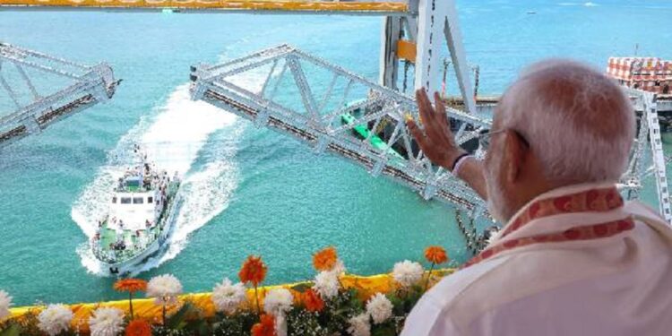 இந்தியாவின் முதல் செங்குத்து தூக்கு பாலம் மோடியால் திறந்து வைப்பு!