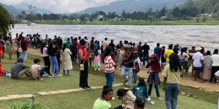 நுவரெலியாவில் குவியும்   சுற்றுலா பயணிகள்!