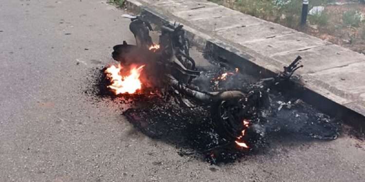 சகோதரர்களிடையே தகராறு தீயில் கருகிய மோட்டார் சைக்கிள்!