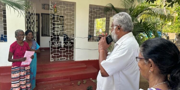 வீடு வீடாக சென்று வாக்கு கேட்கும்  டக்ளஸ் தேவேனந்தா