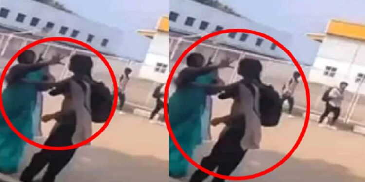 தொலைபேசியை பறிமுதல் செய்த ஆசிரியையை செருப்பால் தாக்கிய மாணவி!