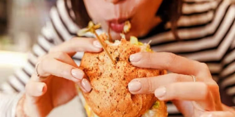 உணவை விரைவாக சாப்பிடுகிறீர்களா? அப்போ இந்த நோய் உங்களுக்கு ஏற்ப்படலாம்!