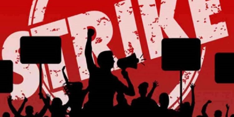 யாழில் பணிப்புறக்கணிப்பில் ஈடுபட்டுள்ள சுகாதார தரப்பினர்