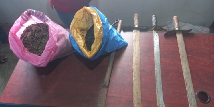 யாழில் கூரிய ஆயுதங்கள்  மற்றும் போதைப் பொருட்களுடன் மூவர் கைது!