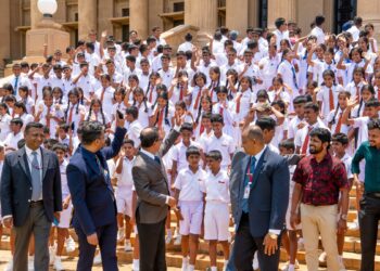 ஜனாதிபதி மாளிகையை பார்வையிட்ட பாடசாலை மாணவர்கள்