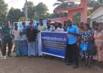 கிளிநொச்சி முழங்காவில் ஆரம்ப பாடசாலைக்கு முன் கவனயீர்ப்பு போராட்டம்!