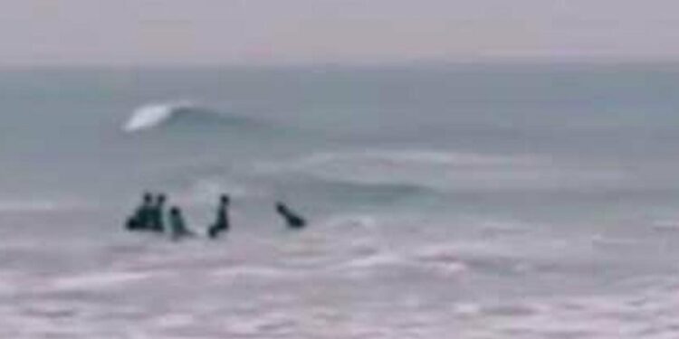 தக்க நேரத்தில் இளைஞனின் உயிரை காப்பாற்றிய பொலிஸார்