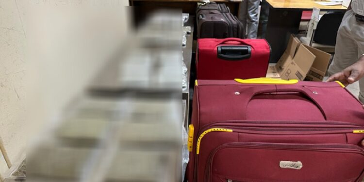 விமான நிலையத்தில் போதைப்பொருளுடன் 3 பெண்கள் கைது!