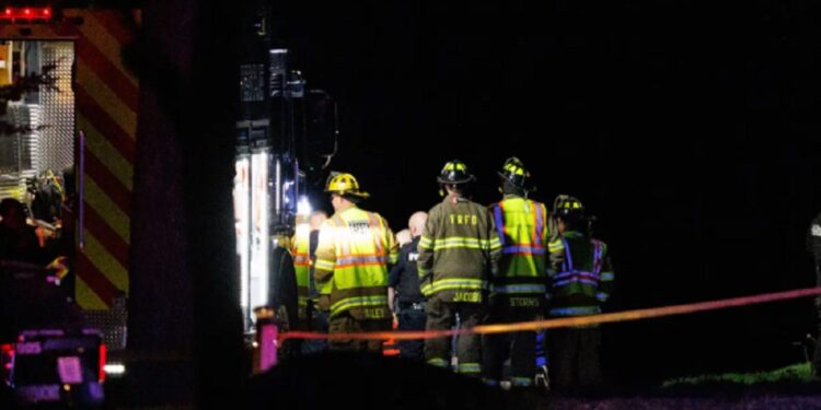 அமெரிக்காவில் ஆற்றில் வீழ்ந்த விமானம் மூவர் பலி!