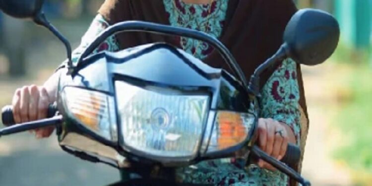 மாணவனை மோட்டார் சைக்கிளால் மோதி விட்டு தப்பி ஓடிய பெண்!