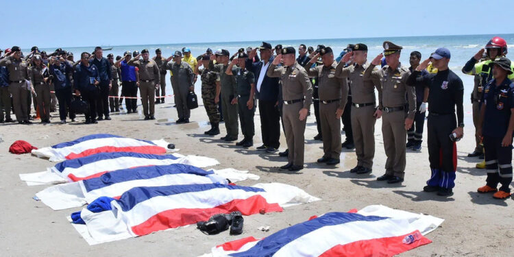 தாய்லாந்தில் கடலில் விழுந்த விமானம் ஜந்து பொலிசார் பலி!