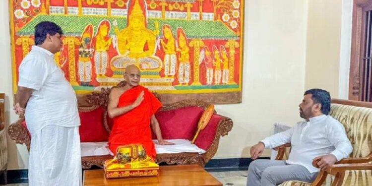 மல்வத்து மற்றும் அஸ்கிரி மகாநாயக்க தேரர்களைச் சந்தித்தத் ஜனாதிபதி!