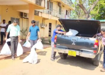 கிளிநொச்சி மாவட்ட வாக்காளர்களுக்கு வாக்காளர் அட்டை கையளிப்பு!