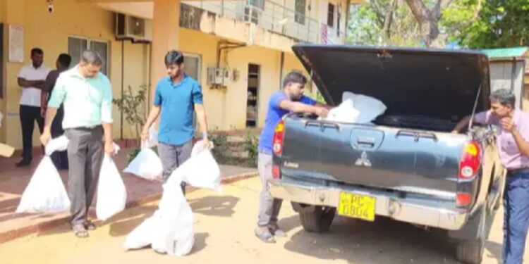 கிளிநொச்சி மாவட்ட வாக்காளர்களுக்கு வாக்காளர் அட்டை கையளிப்பு!