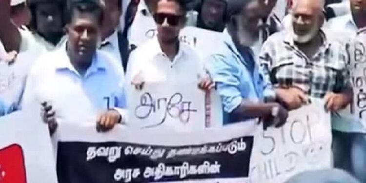 மாணவியின் உயிரிழப்புடன் தொடர்பான ஆசிரியர் எமக்கு வேண்டாம் புத்தளத்தில் வெடித்தது போராட்டம்!