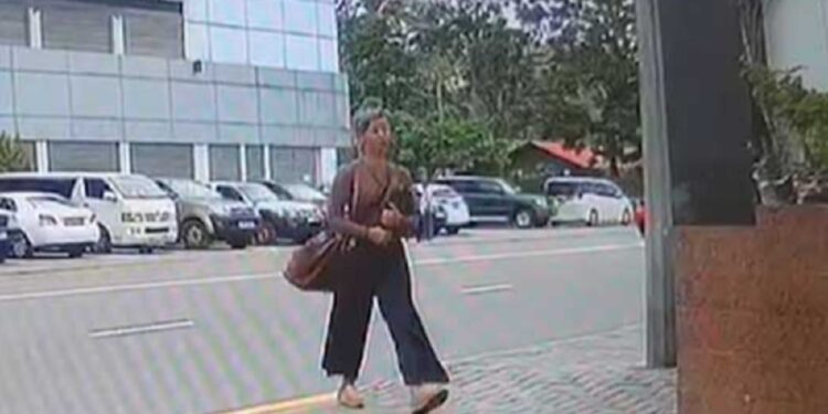 ரஷ்ய தூதரகத்திற்கு வெடிகுண்டு அச்சுறுத்தல் இளம் பெண் கைது!