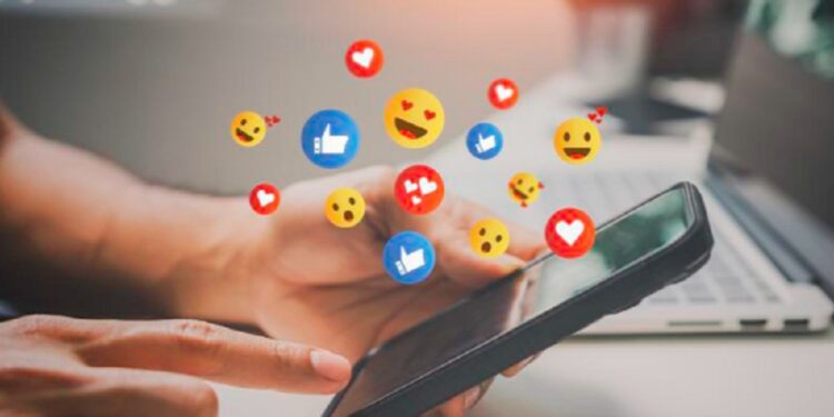 சமூக ஊடகங்களில் அறிமுகமான இளைஞர்களை ஏமாற்றி  மோசடி செய்த  பெண்கள் உட்பட நால்வர் கைது!