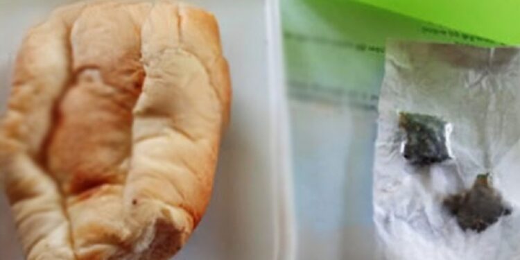 மாணவனின் உணவுப் பொதியில் மீட்க்கப்பட்ட மர்ம பொருள்!