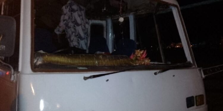 யாழிலிருந்து தென்னிலங்கை சென்ற சுற்றுலா பயணிகளின் பேருந்து மீது தாக்குதல்!