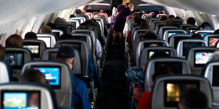 விமானத்தில் பணிப்பெண்ணுக்கு பாலியல் தொல்லை கொடுத்த இளைஞருக்கு சிறை!