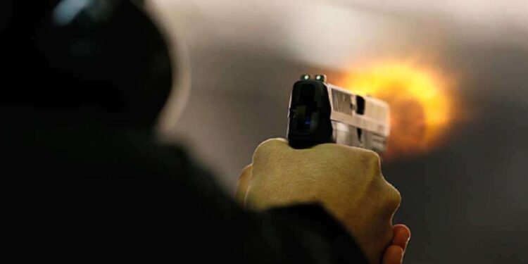 மனைவியை சுட்டு கொன்ற கணவன்!