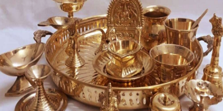 வீட்டில் பூஜை பொருட்கள் கறுத்து விட்டதா? இந்த பொருட்கள் மூலம் மீண்டும் கொண்டு வரலாம்!